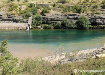 ZAGAĐIVAČI NERETVE U KONJICU Tvrtka osam godina radi bez vodne dozvole, dobila sredstva od Fonda za zaštitu okoliša FBiH