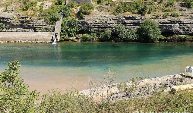 ZAGAĐIVAČI NERETVE U KONJICU Tvrtka osam godina radi bez vodne dozvole, dobila sredstva od Fonda za zaštitu okoliša FBiH
