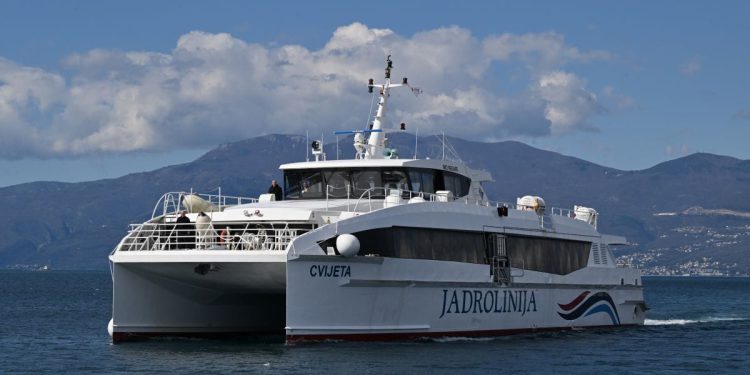 ZAPLOVILI RUŽICA I CVIJETA Dva nova katamarana Jadrolinije na riječkom plovnom području nose imena posebnih žena iz hrvatske povijesti