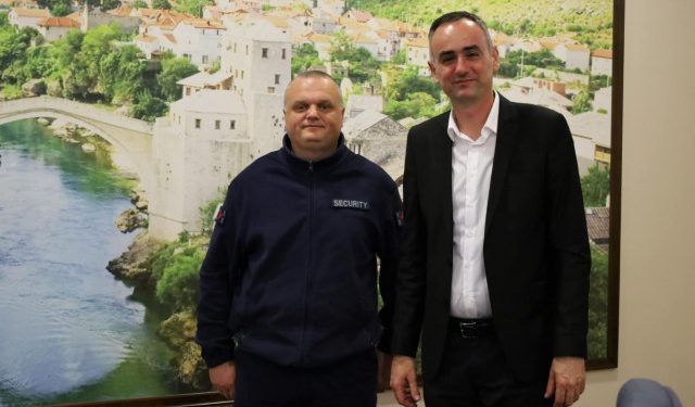 ZBOG ISKAZANE HRABROSTI Predsjednik Gradskog vijeća nagradio zaštitara koji je spriječio pljačku banke u Mostaru