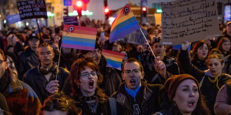 Zastupnici u državi EU glasaju za zabranu LGBTQ parada – RT World News