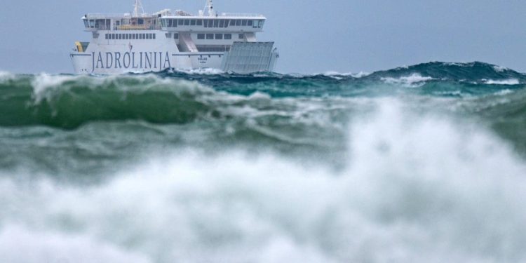 Zbog lošeg vremena u prekidu su neke pomorske linije