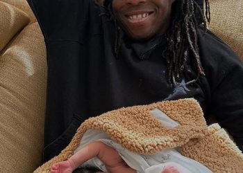 Zvijezda One Showa najavljuje da je njegova supruga rodila njihovo drugo dijete dok dijeli Sweet novorođenče