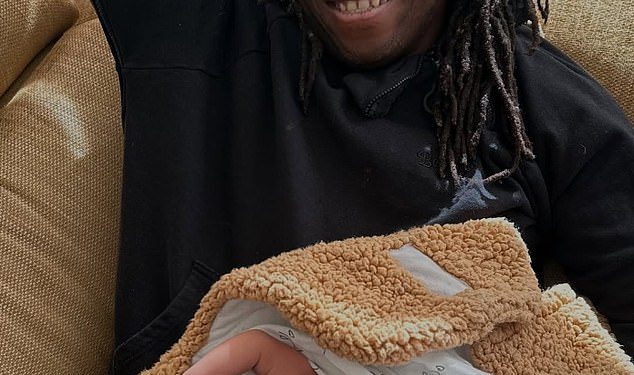 Zvijezda One Showa najavljuje da je njegova supruga rodila njihovo drugo dijete dok dijeli Sweet novorođenče