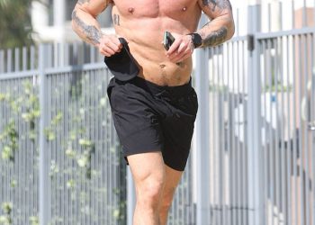 Zvijezda Reacher Alan Ritchson pokazuje svoje ispupčene mišiće dok ide na trčanje bez majice sa suprugom Catherine na zlatnoj obali