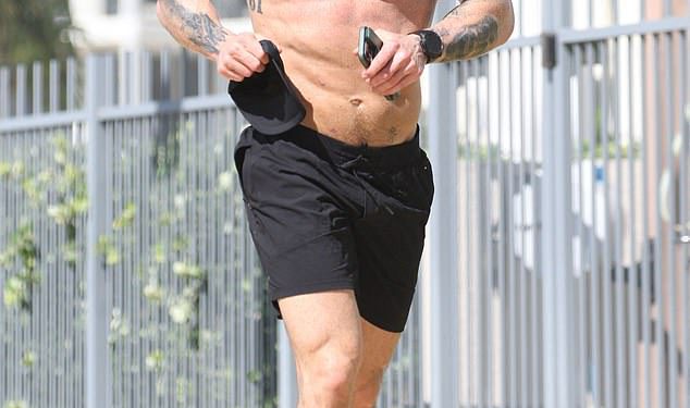 Zvijezda Reacher Alan Ritchson pokazuje svoje ispupčene mišiće dok ide na trčanje bez majice sa suprugom Catherine na zlatnoj obali