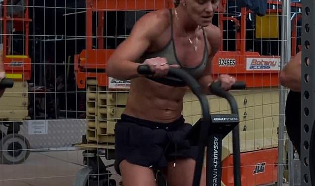 Zvijezda velikog brata Katie Williams leprša suludo otkidano osvetovo tijelo nakon šoka podijeljenog od zaručnika Georgia Hull