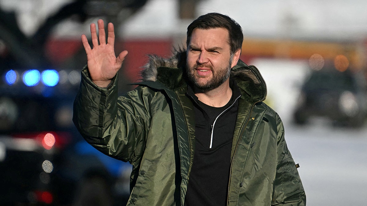 Potpredsjednik JD Vance mahajući na Grenlandu