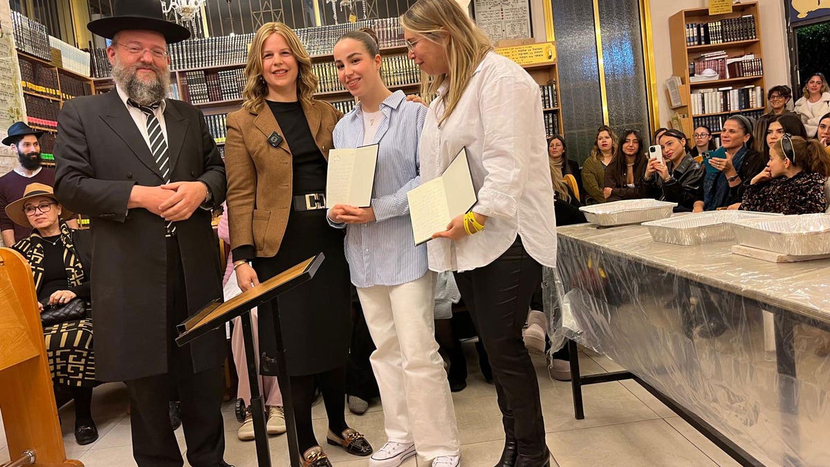 Agam Berger stoji s rabinom Arieh Levinom, njegovom suprugom Rebbetzin Yocheved Levin i njezinom majkom, Meravu u sinagogi Yechezkel u Izraelu. (Foto: Nadav Katz.)