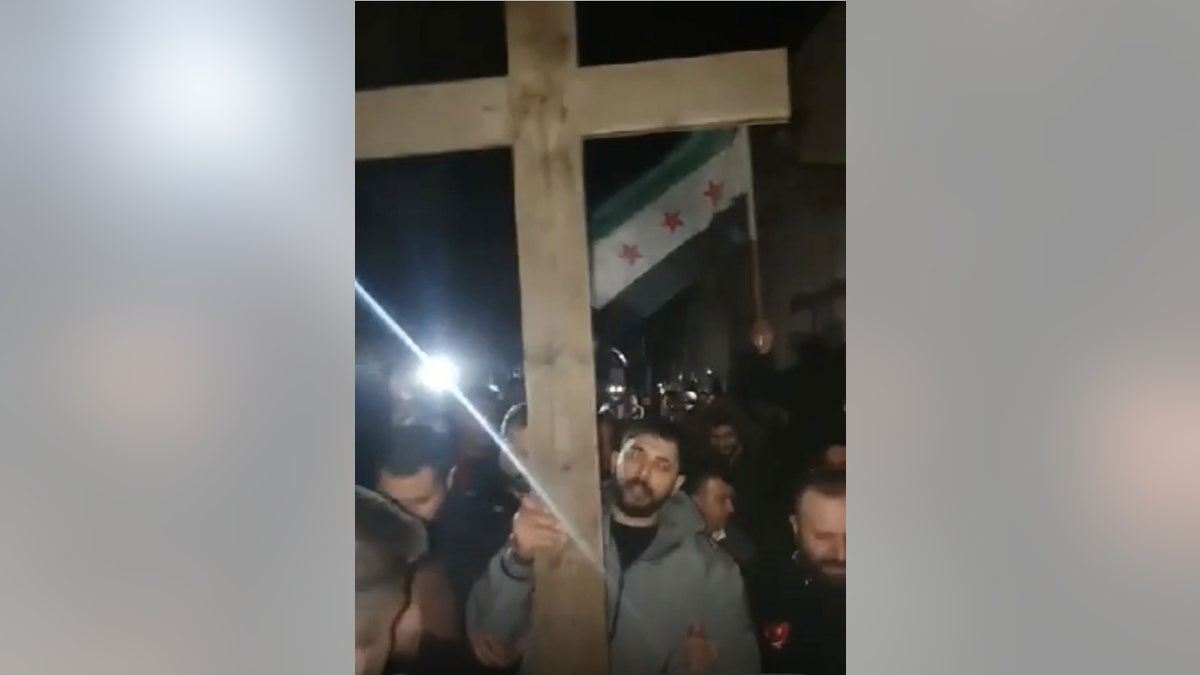 Drveni križ i sirijska zastava viđeni su na orlovima protesta Antiohije u Damasku u prosincu 2024. godine.