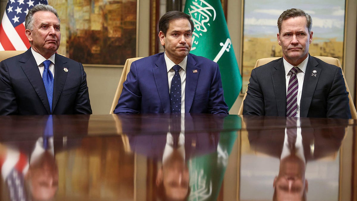 Witkoff, Rubio i Waltz za stolom u Saudijskoj Arabiji tijekom razgovora s ruskim kolegama