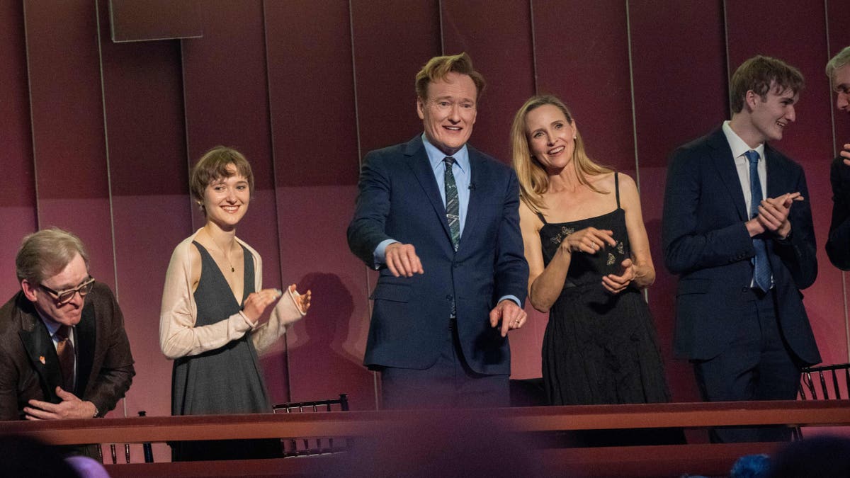 Komičar Conan O'Brien, centar, i njegova supruga Liza Powel O'Brien, gledaju na gomilu na početku 25. godišnje nagrade Mark Twain za američki humor koji slavi Conana O'Briena.