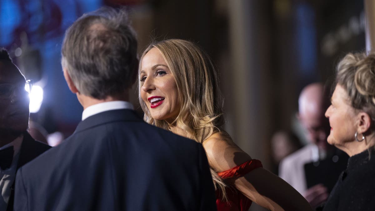 Nikki Glaser sudjeluje u intervjuu nakon što je u nedjelju stigla na 25. godišnju nagradu Mark Twain za američki humor koji je u nedjelju slavio Conan O'Brien.