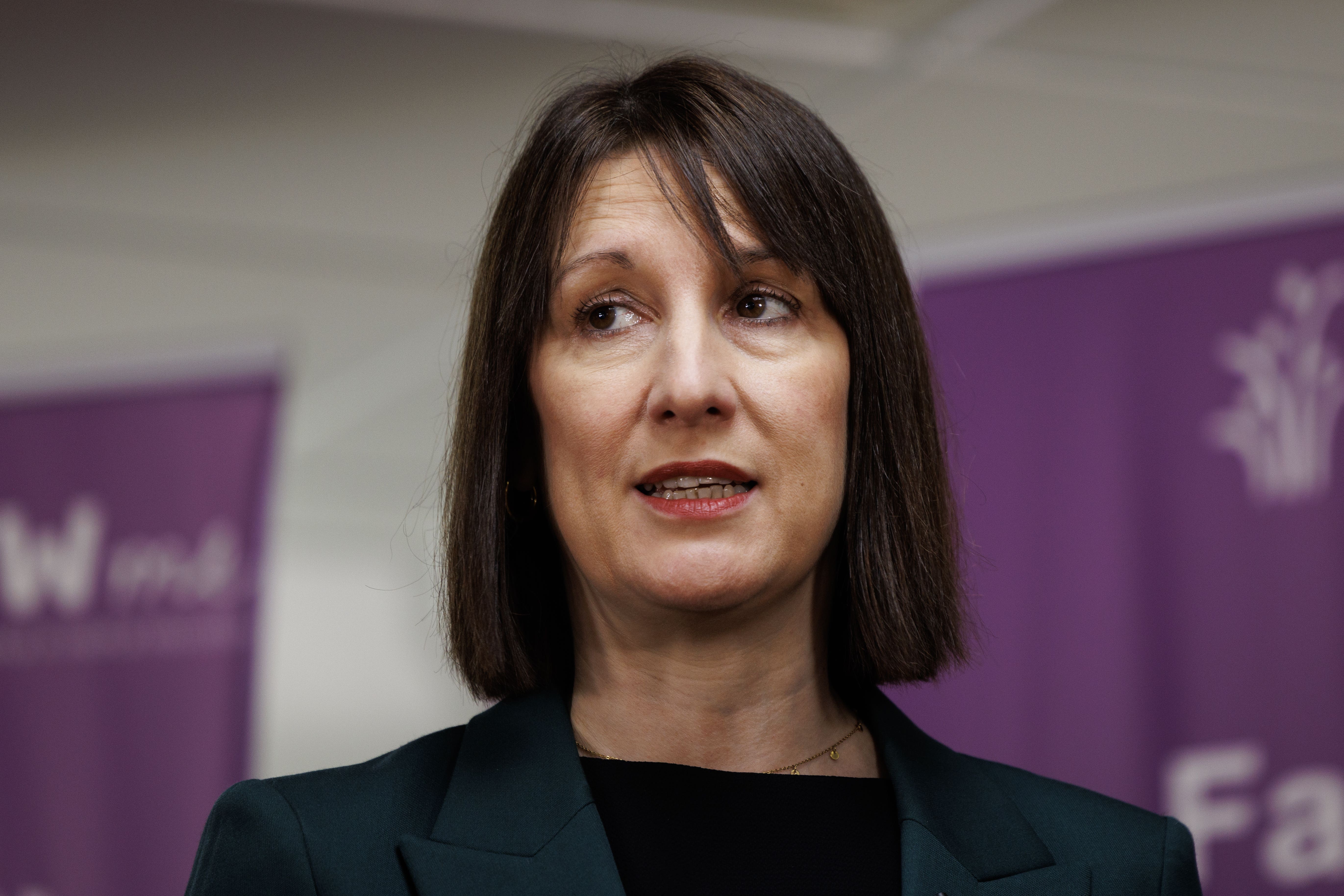 Rachel Reeves najavila je u srijedu niz smanjenja naknada za uravnoteženje proračuna usred neizvjesnosti ekonomije