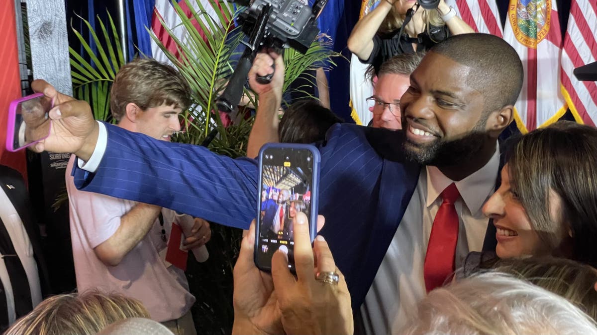 Na svom gubernatorskoj kampanji Kickoff Rally, GOP -ov izaslanik Byron Donalds s Floride fotografira se s pristalicama nakon što je 28. ožujka 2025. godine u Floridi isporučio adresu, u Floridi, Florida 