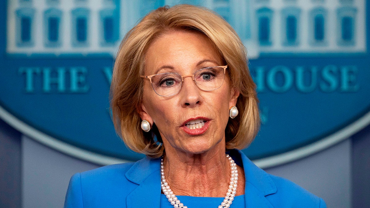Bivša ministra obrazovanja Betsy DeVos rekla je da SAD treba a "Potpuno resetiranje" Kada je u pitanju obrazovanje koje daje prioritet studentima u Op-Ed For Fox News Digital. 