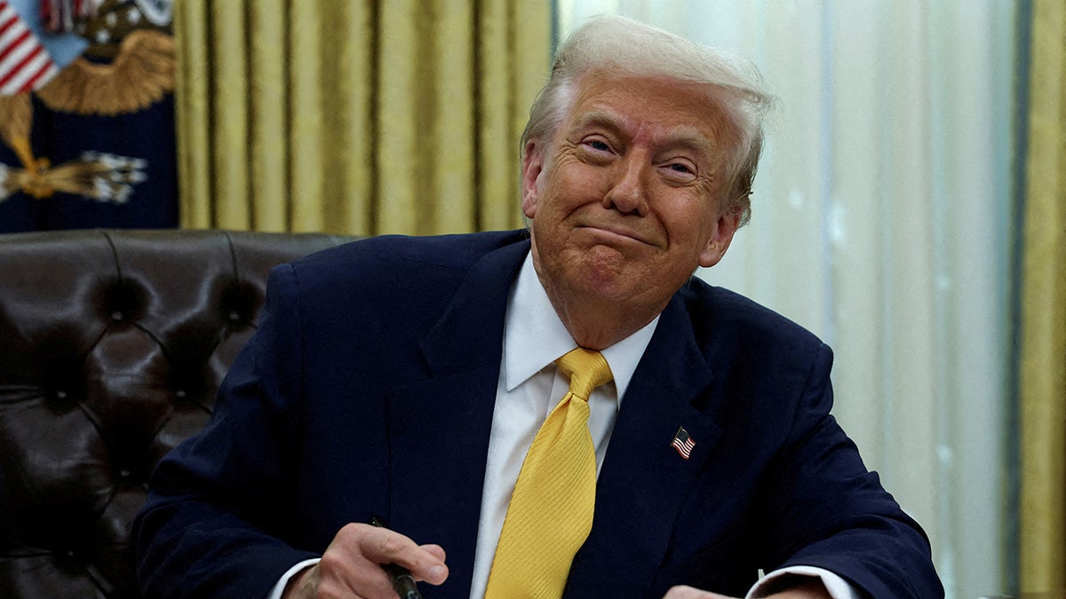 Donald Trump sjedi u Ovalnom uredu u Washingtonu DC