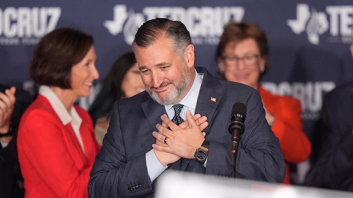 Ted Cruz pokazuje svoju zahvalnost dok prelazi ruke nad svojim srcem dok govori na zabavi na straži tijekom izbora 2024. godine