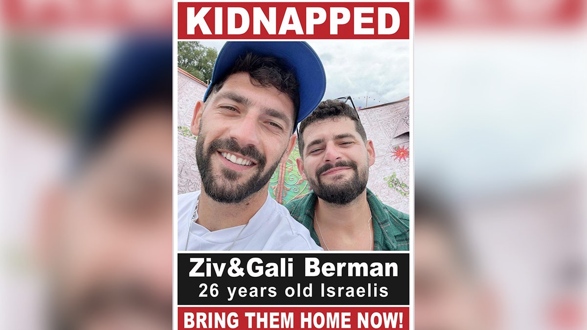 Plakat s taocima koji prikazuje blizance Gali i Ziv Berman