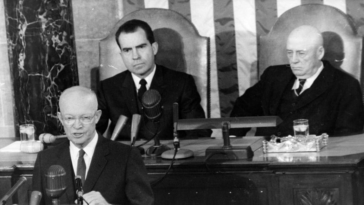Predsjednik Dwight D. Eisenhower (1890-1969) daje svoju državu Unije Unije Kongresu u Washingtonu, DC, siječanj 1960. iza njega, s lijeve strane, nalazi se potpredsjednik Richard Nixon i predsjednik kuće Sam Rayburn, D-TX.