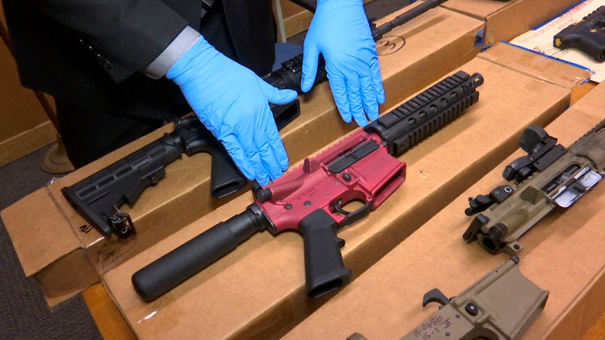 Ghost Guns prikazane su u sjedištu policijske uprave San Francisco u San Franciscu 27. studenog 2019. godine. 