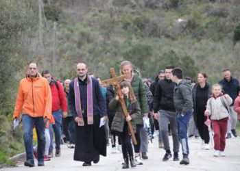 Grad − Prvi put: Vjernici Mokošice do Petrova Sela molili pobožnost križnog puta (FOTO)
