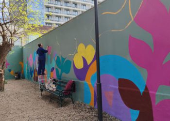 Grad − Umjetnice oslikale zid na igralištu u Uvali Lapad, a svoj pečat dat će i dječica (FOTO)