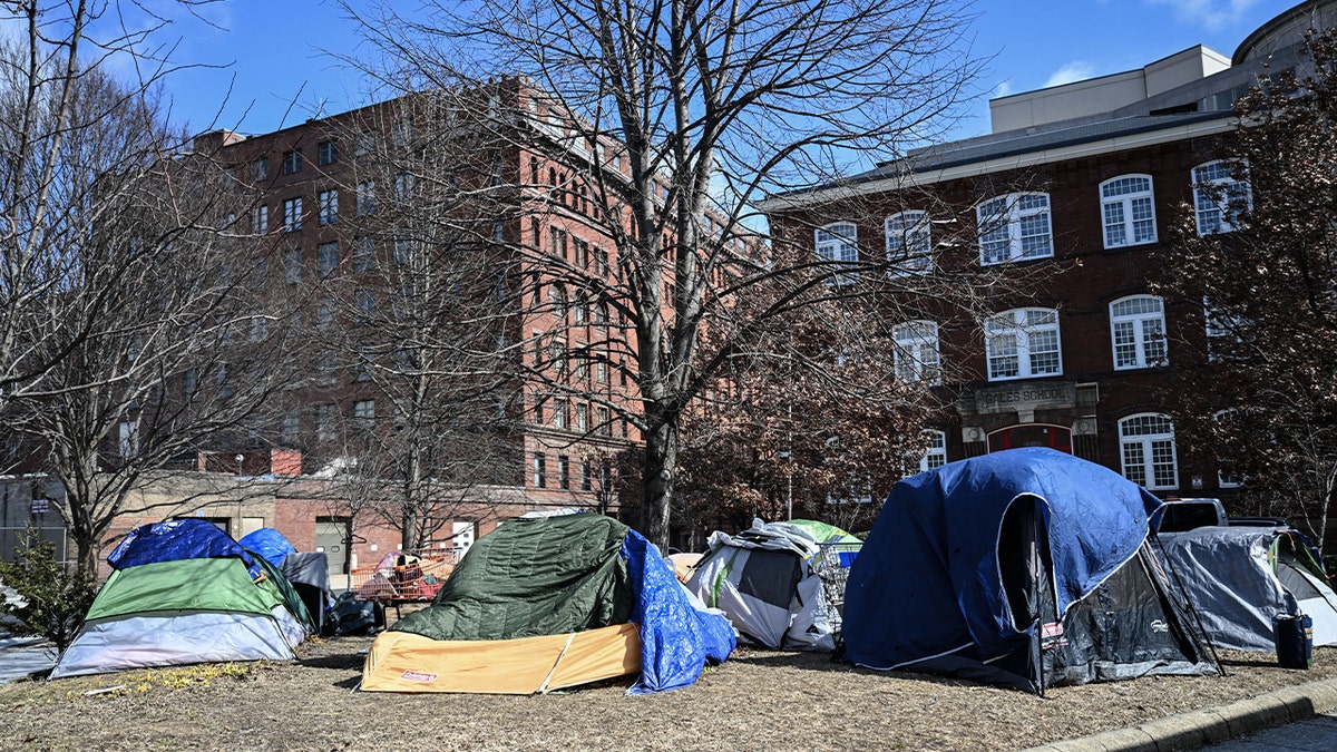 Beskućnici žive u šatorima na pločniku u blizini Bijele kuće u Washingtonu, DC, 20. veljače 2025. godine.