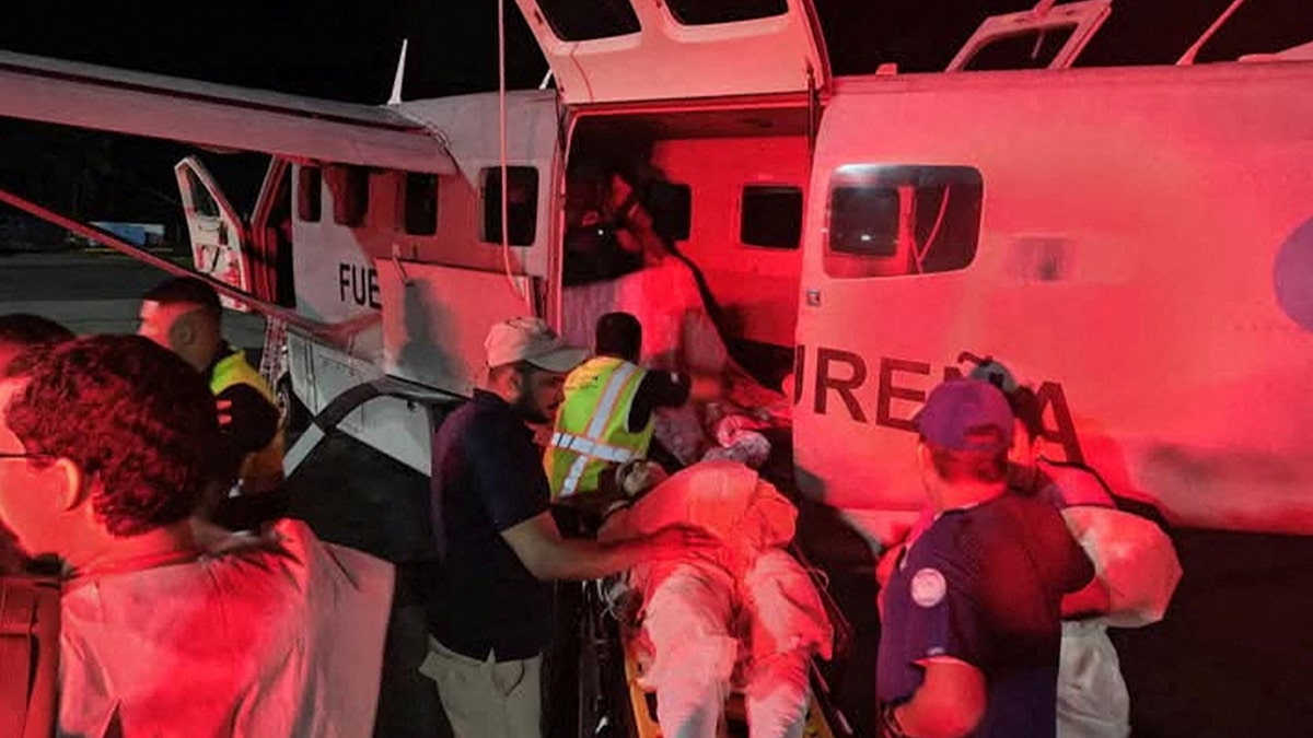 Posade za spašavanje koje rade u blizini aviona