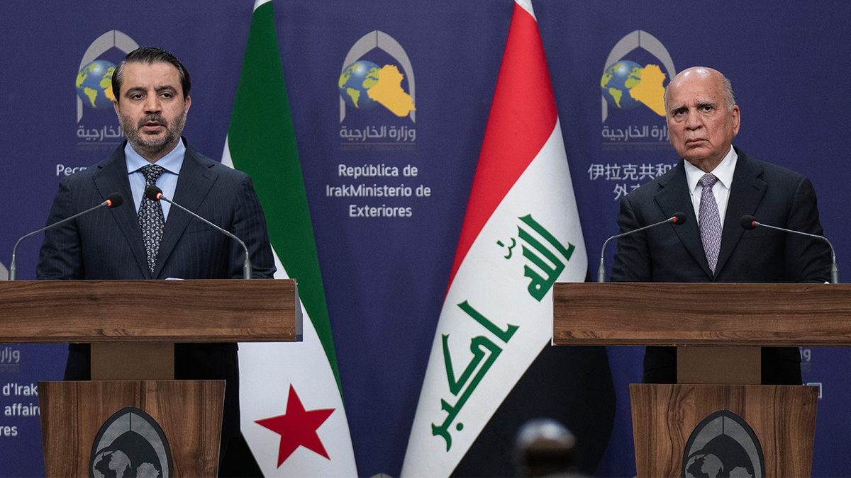 Sirijski ministar vanjskih poslova Asaad al-Shaybani, lijevo, govori tijekom konferencije za novinare sa svojim iračkim kolegom Fouad Husseinom