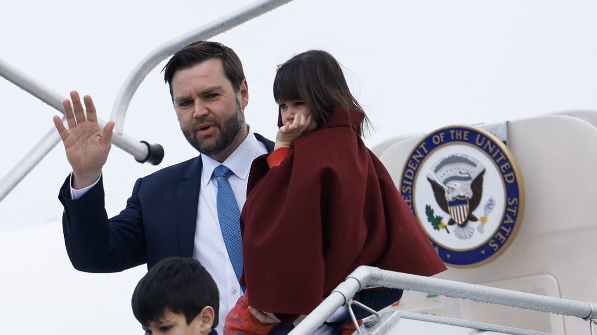Jd Vance sa svojom kćeri i sinom