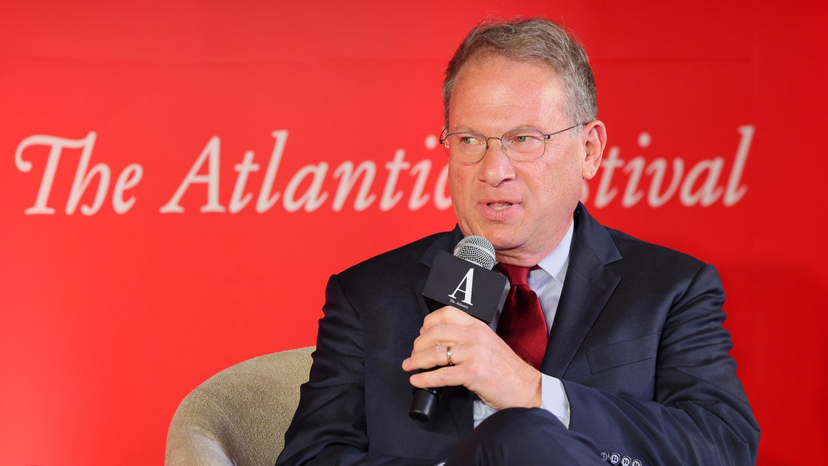 Jeffrey Goldberg koji drži mikrofon, sjedeći