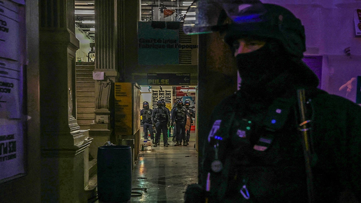 Francuska policija evakuira migrante iz Pariškog kazališta