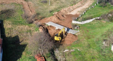 Nelegalni most u Blagaju u koritu potoka Posrt