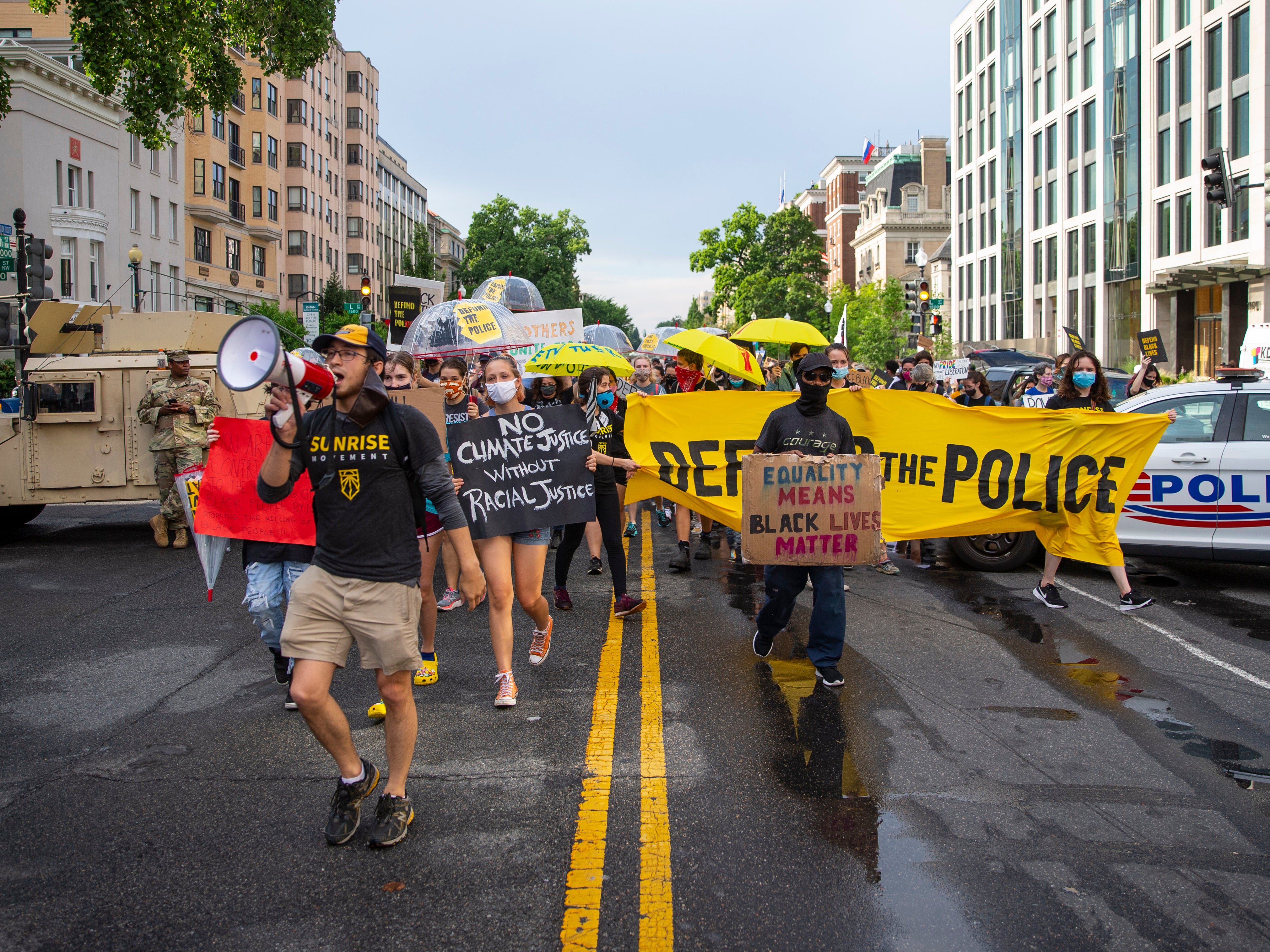 Skupina aktivista izlaska sunca hoda prema Plaza Black Lives Matter dok se ljudi okupljaju kako bi proslavili lipanj u Washingtonu, DC