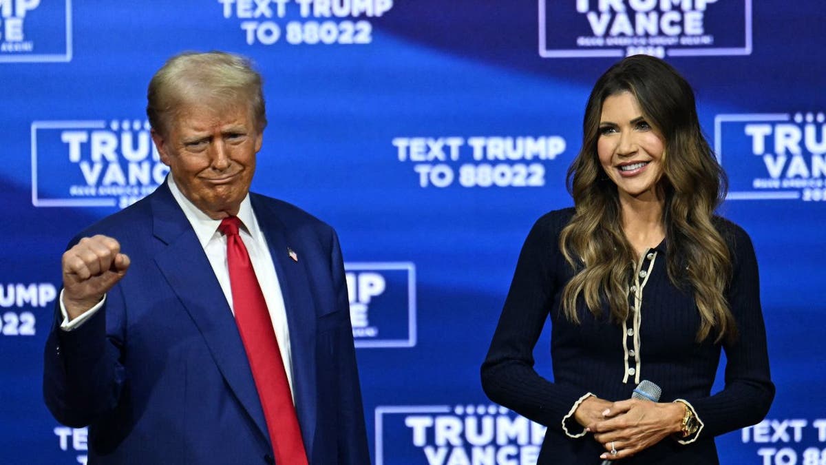 Predsjednik Donald Trump pohađa gradsku vijećnicu, koju je moderirao tadašnji guverner Južne Dakote Kristi Noem,