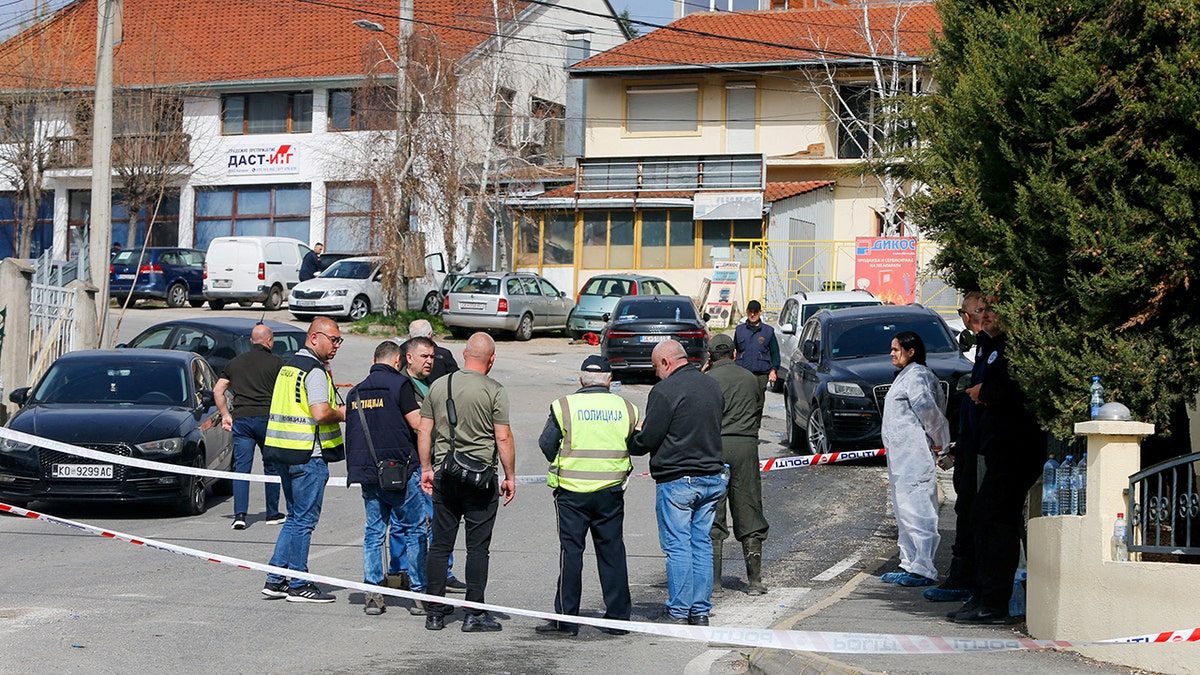 Ispitatelji hitne pomoći izvan noćnog kluba tijekom dana