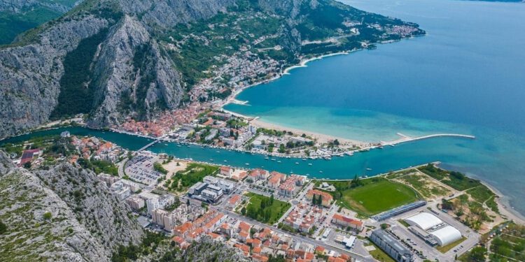 Omiš obilježava Dan pobjede i Dan hrvatskih branitelja: Misa, polaganje vijenaca i svečani koncert