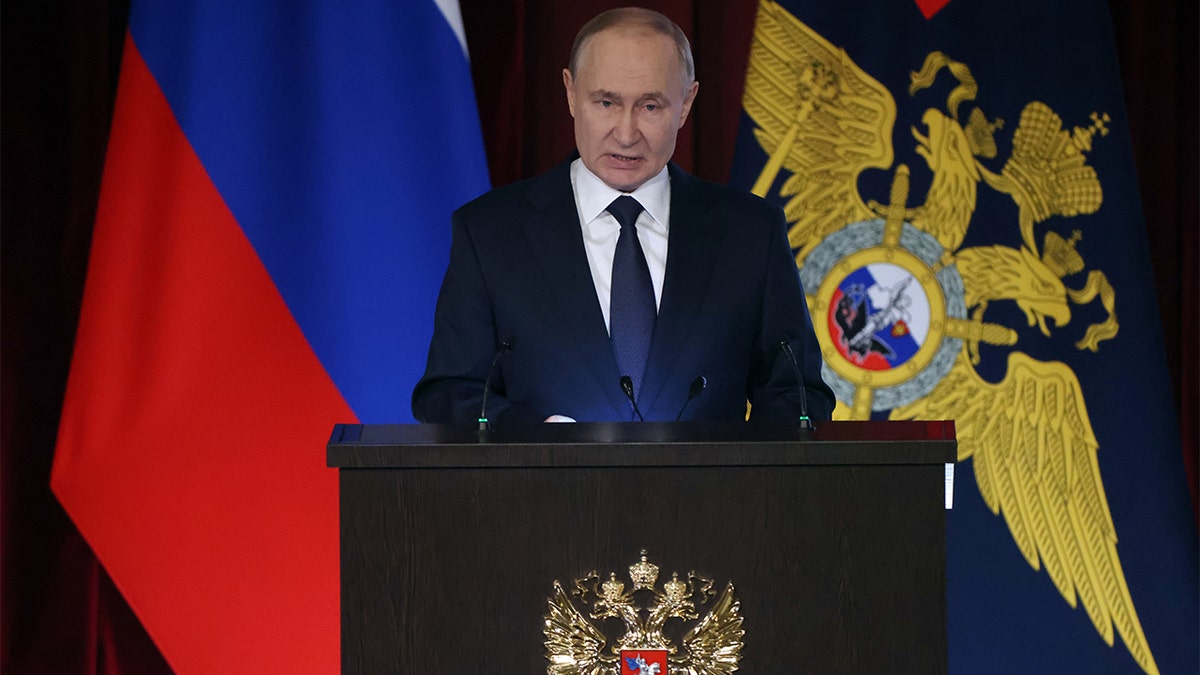 Putin govoreći na postolju.