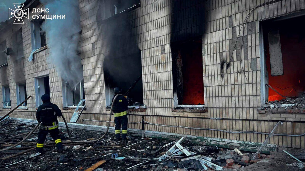 Vatrogasci su izbacili plamen nakon ruskog napada na Ukrajinu