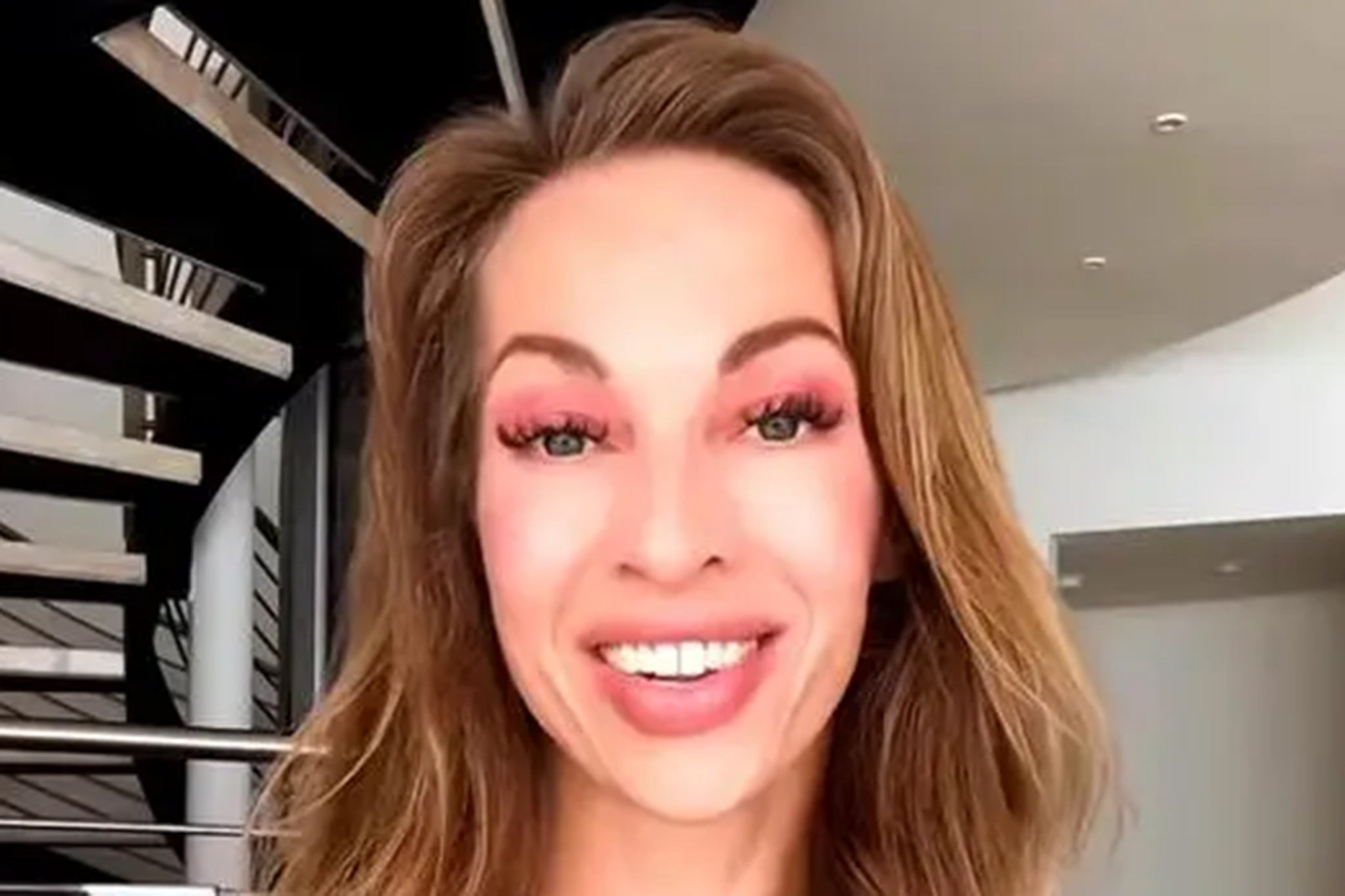 Autorica Sophie Lark ispričala se nakon internetske kritike svoje nadolazeće knjige, Sparrow i Vine, koja je uključivala uvredljive linije o imigrantima i pohvale za Elona Muska