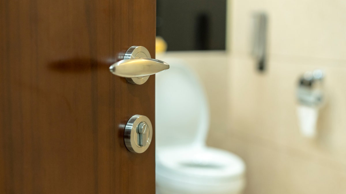 WC iza vrata kupaonice