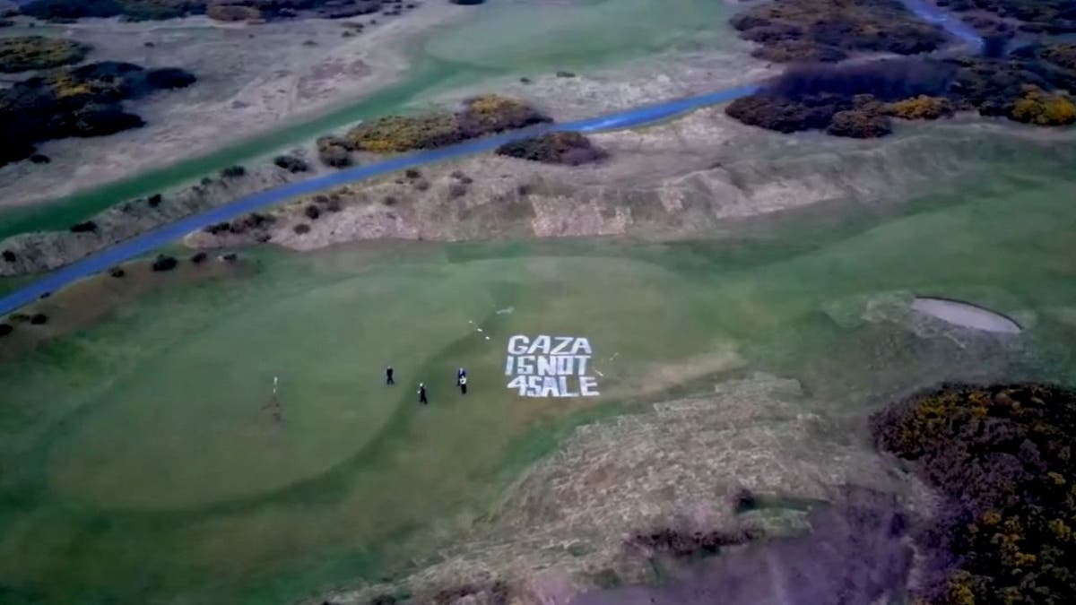 Snimke bespilotnih letjelica pokazuju "Gaza nije na prodaju" U divovskim bijelim pismima naslikana na području pored zelenog u Trumpovom turnberry golf odmaralištu u Škotskoj.