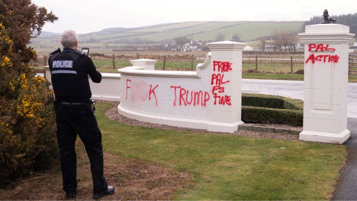 Policajac pregledava štetu na golf odmaralištu predsjednika Trumpa u Škotskoj