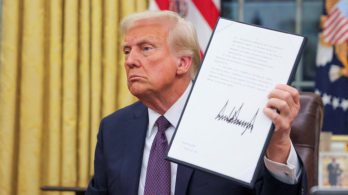 Closeup Shot, Trump drži izvršnu naredbu