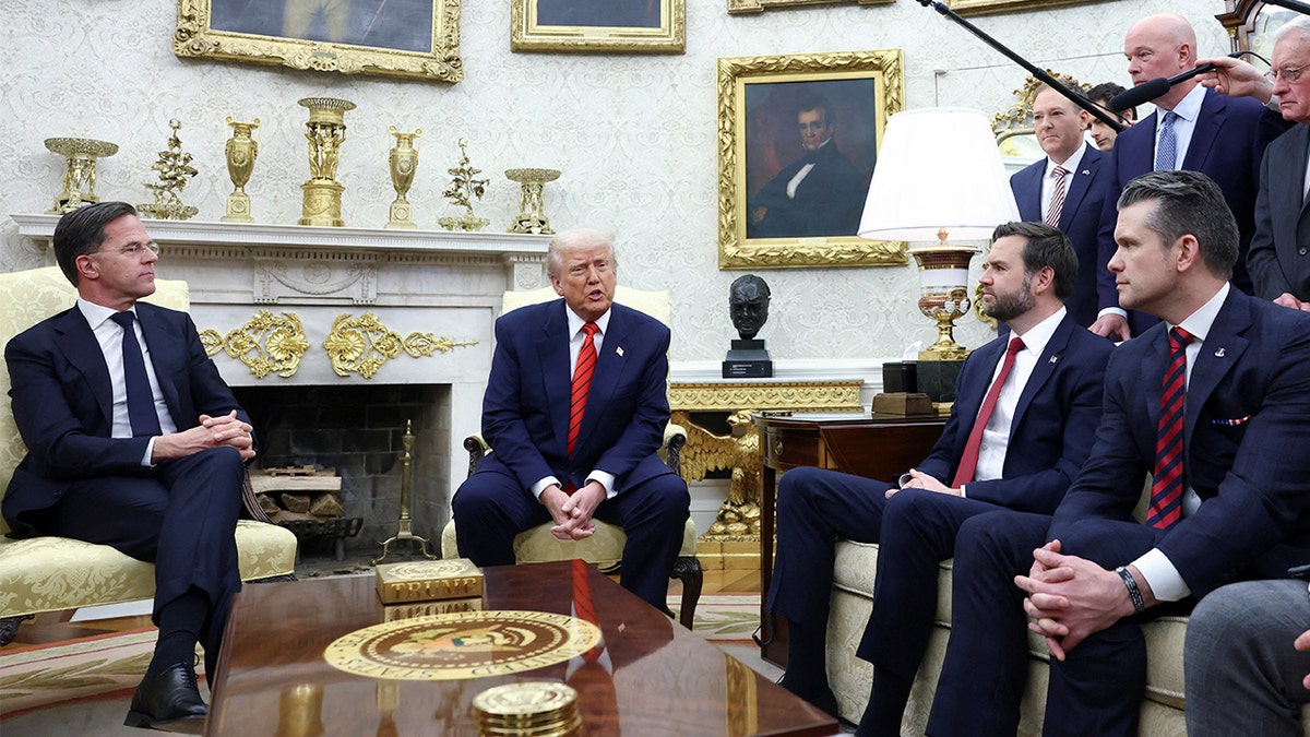 Predsjednik Donald Trump reagira dok se sastaje generalnog tajnika NATO -a Marka Ruttea