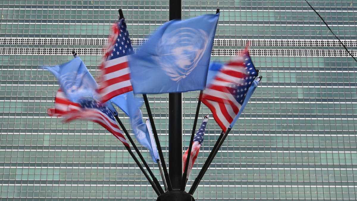 Zastave UN -a i SAD -a lete ispred sjedišta Ujedinjenih naroda uoči 78. zasjedanja Generalne skupštine Ujedinjenih naroda u New Yorku 15. rujna 2023. godine.