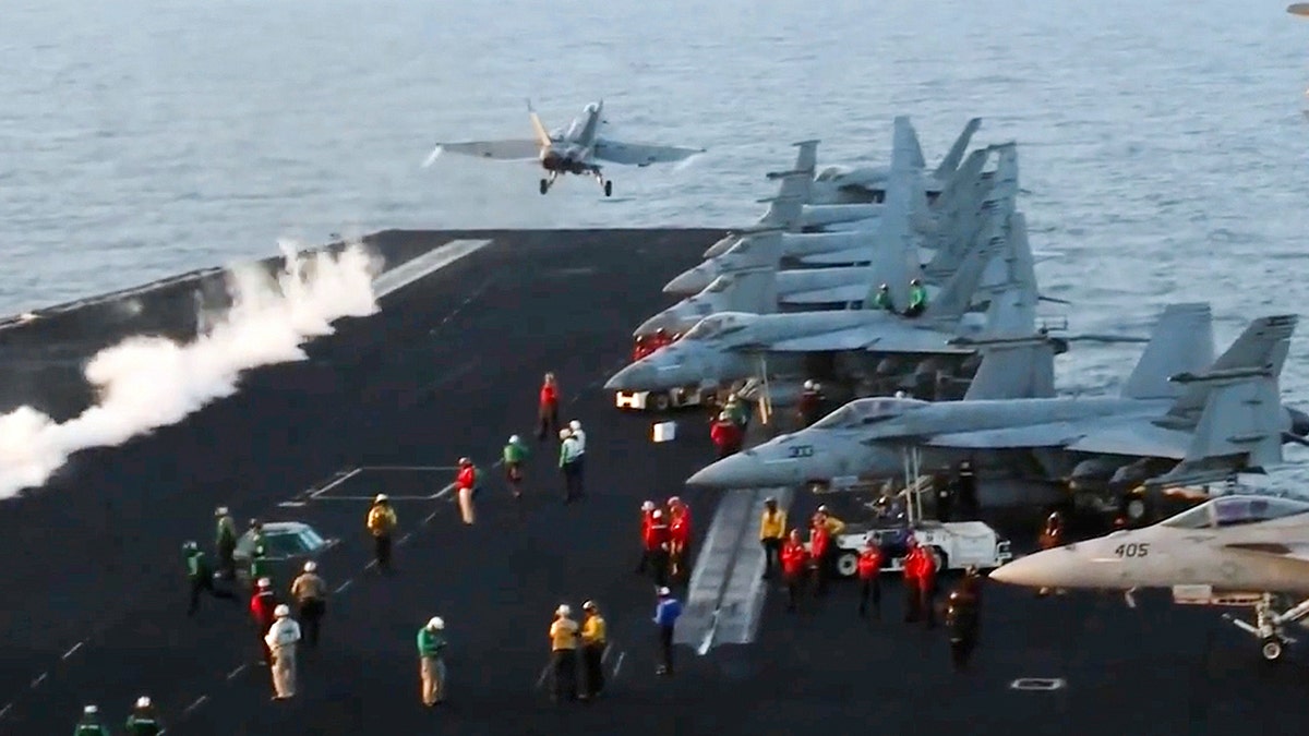 Avion se kreće od USS Harry S. Truman