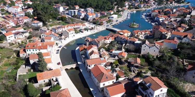Završeni su radovi na uređenju obalnog dijela Vrboske