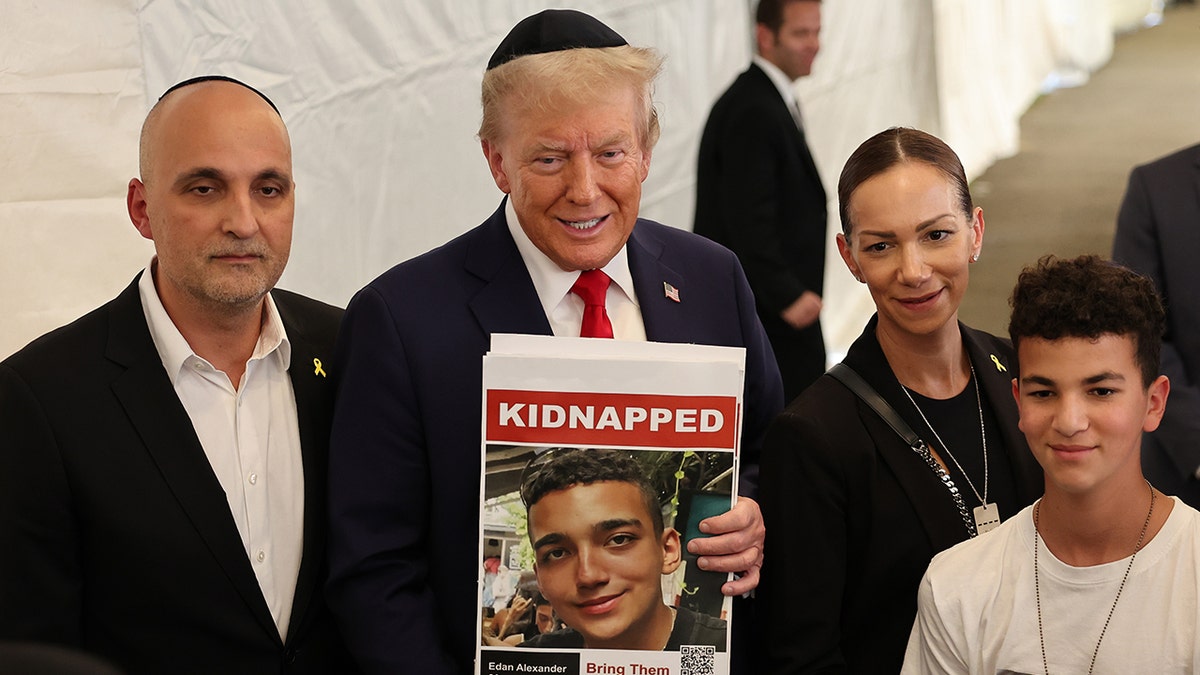 Donald Trump drži fotografiju Edana Alexandera